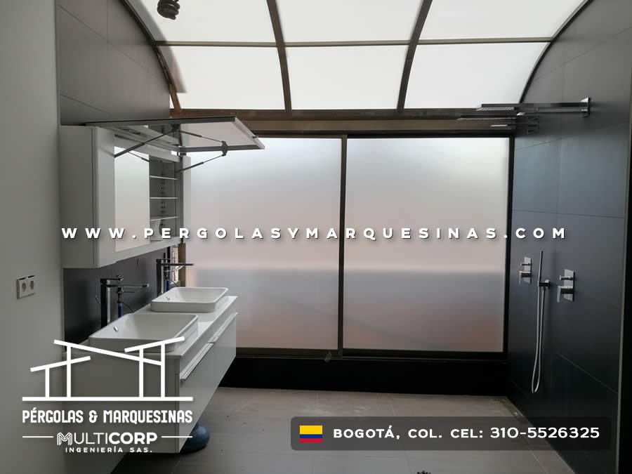 Domo modular de policarbonato con marco metálico en baño de lujo con lavabos en Bogotá, Colombia. Multicorp Ingeniería SAS.