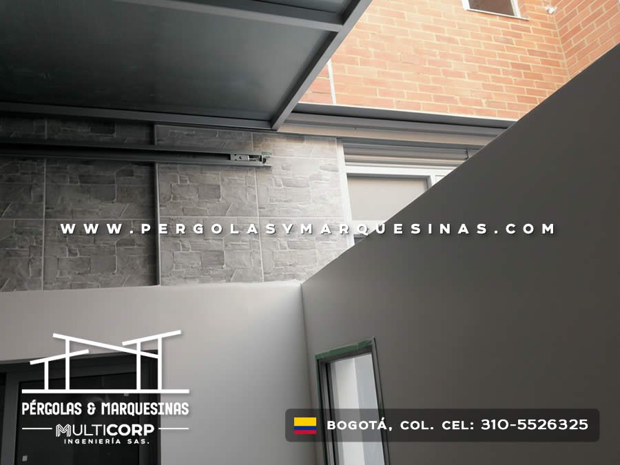 Techo retráctil de policarbonato con estructura metálica sobre patio interior en Bogotá, Colombia. Multicorp Ingeniería SAS.