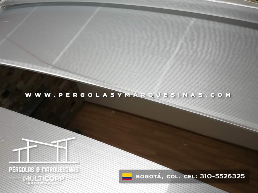 Panel de policarbonato translúcido con canal de aluminio para techo modular en Bogotá, Colombia. Multicorp Ingeniería SAS.