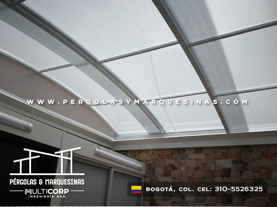 Techo modular de policarbonato con perfiles de aluminio en patio interior residencial en Bogotá, Colombia. Multicorp Ingeniería SAS.
