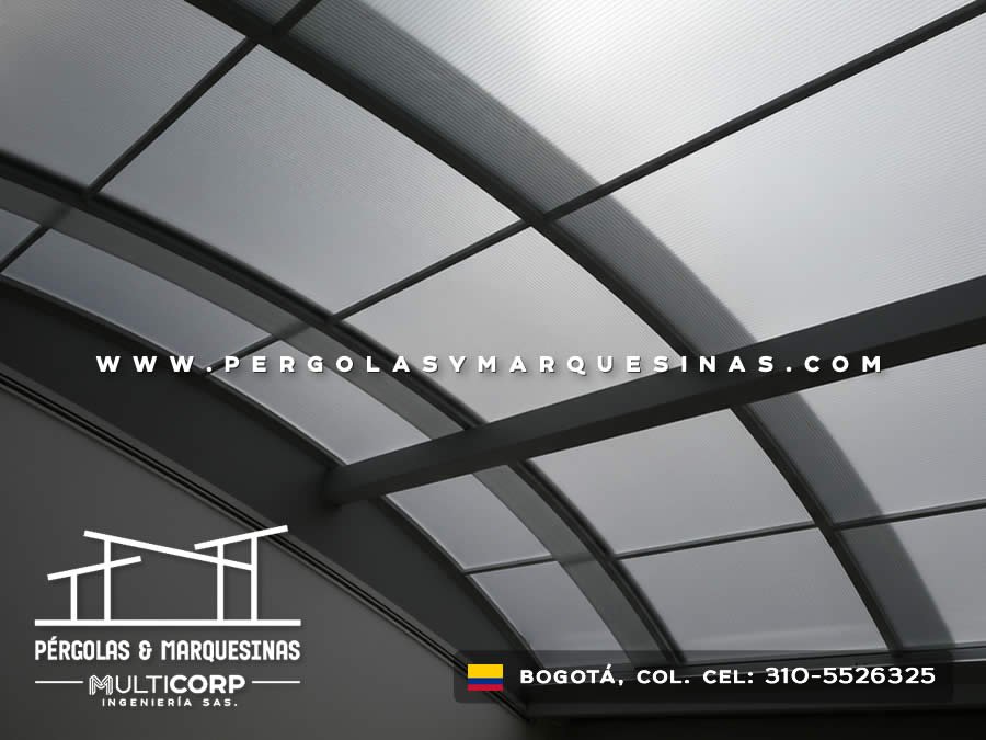 Estructura modular de policarbonato con marco de aluminio negro en espacio interior en Bogotá, Colombia. Multicorp Ingeniería SAS.