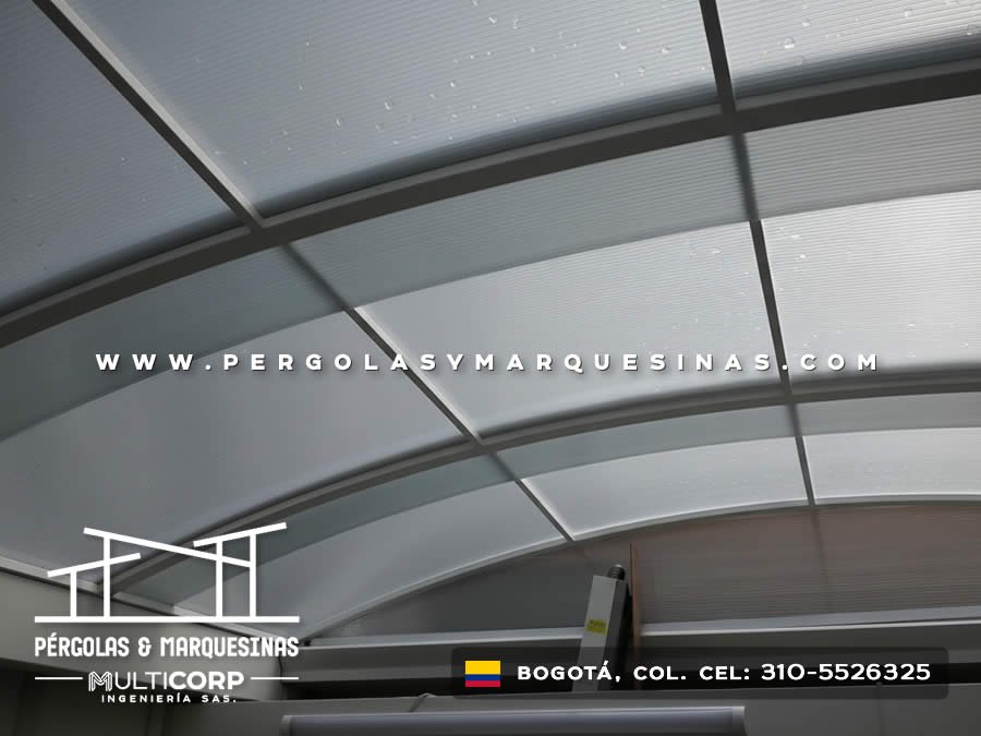 Techo curvo de policarbonato translúcido con perfiles metálicos en espacio cerrado en Bogotá, Colombia. Multicorp Ingeniería SAS.