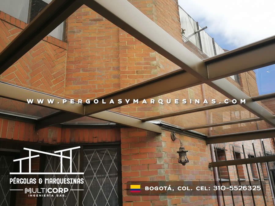Pérgola de estructura metálica con vigas de acero sobre patio de ladrillo en Bogotá, Colombia. Multicorp Ingeniería SAS.