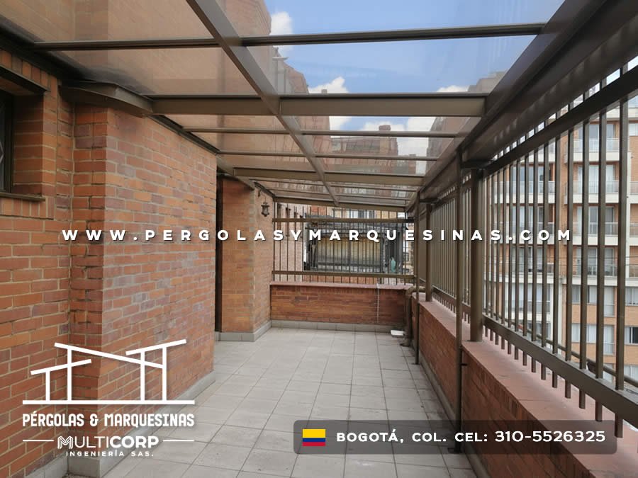Pérgola de vidrio templado con estructura metálica negra en balcón residencial en Bogotá, Colombia. Multicorp Ingeniería SAS.
