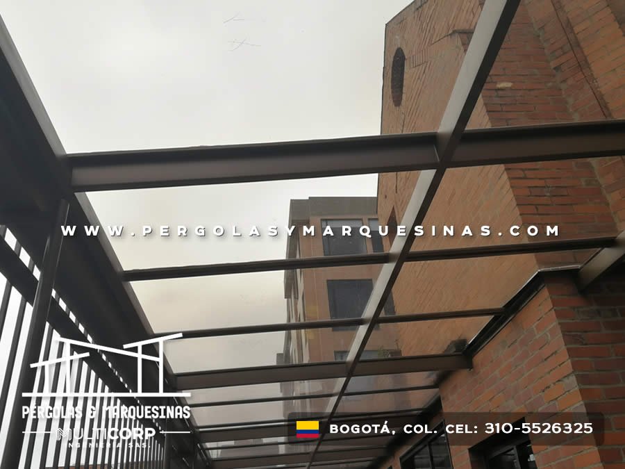 Estructura de pérgola metálica con perfiles negros en terraza con vista urbana en Bogotá, Colombia. Multicorp Ingeniería SAS.