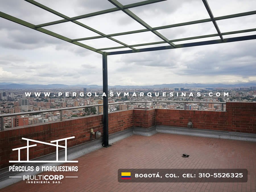 Estructura de pérgola metálica preparada para cubierta en terraza con vista panorámica en Bogotá, Colombia. Multicorp Ingeniería SAS.