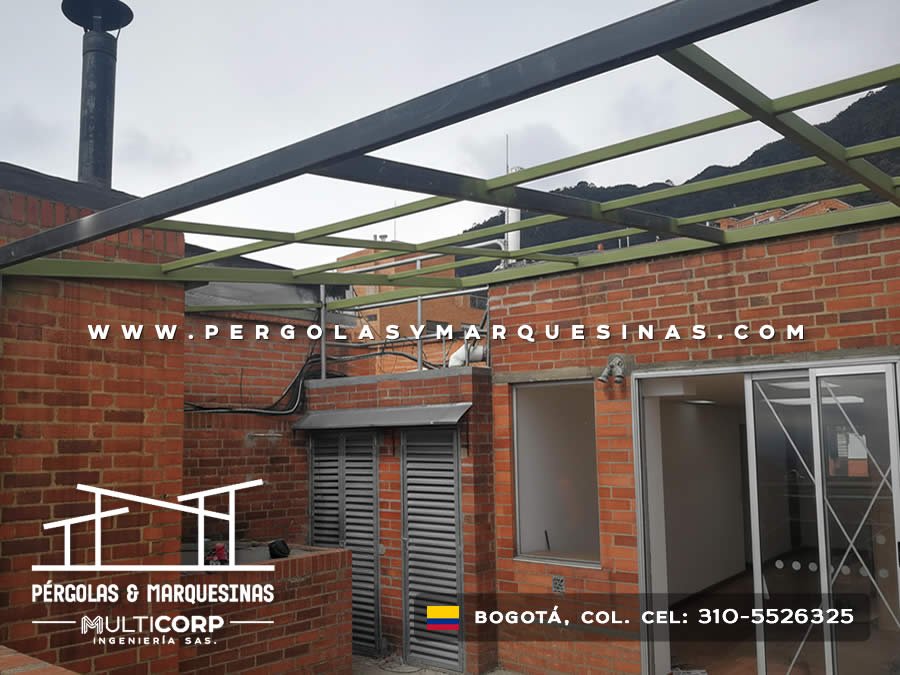 Estructura metálica de pérgola en construcción sobre terraza con cerros al fondo en Bogotá, Colombia. Multicorp Ingeniería SAS.