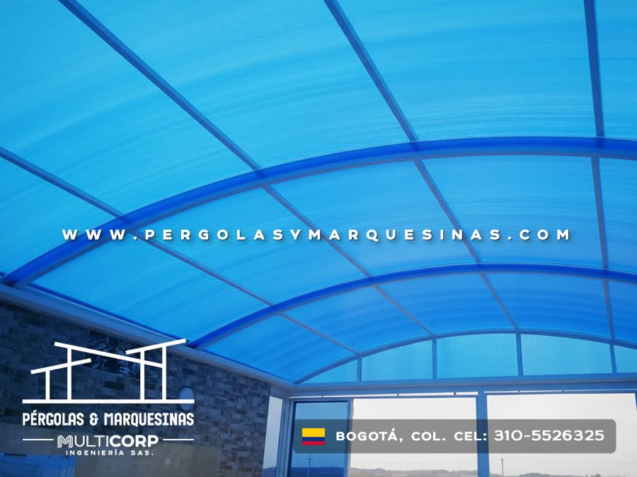 Cubierta curva de policarbonato azul con estructura metálica vista desde interior en Bogotá, Colombia. Multicorp Ingeniería SAS.