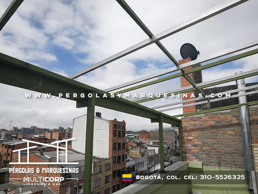 Pérgola metálica verde con vista urbana en construcción sobre terraza de edificio en Bogotá, Colombia. Multicorp Ingeniería SAS.