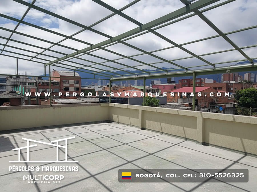 Estructura de pérgola metálica verde de gran tamaño sobre terraza con vista panorámica en Bogotá, Colombia. Multicorp Ingeniería SAS.