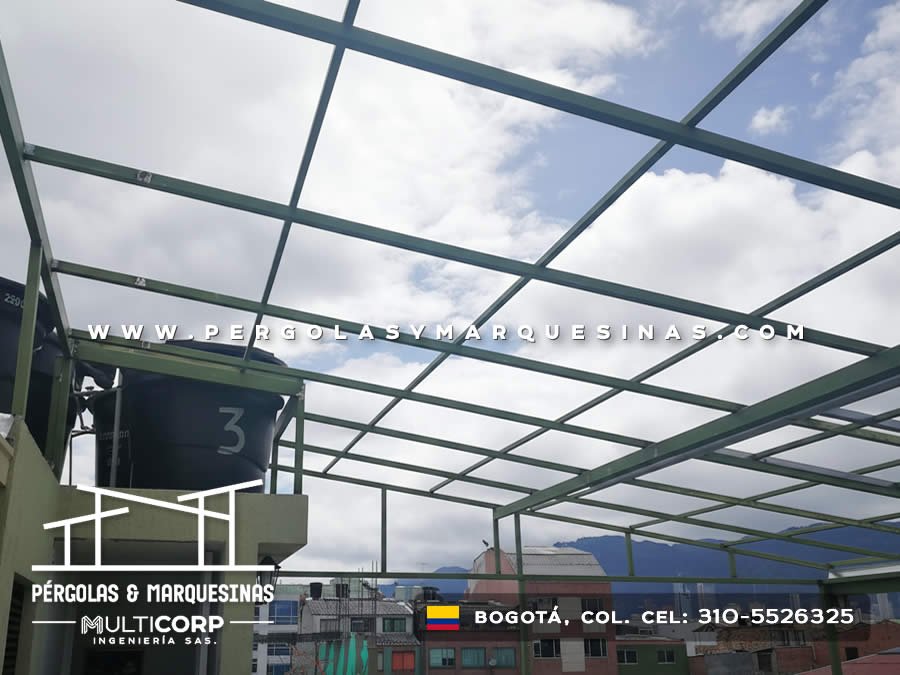 Pérgola metálica verde preparada para cubierta con vista urbana y montañas en Bogotá, Colombia. Multicorp Ingeniería SAS.