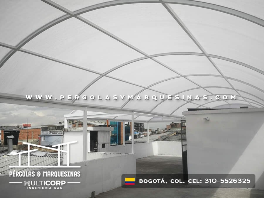 Cubierta curva grande de policarbonato con arcos metálicos en terraza residencial en Bogotá, Colombia. Multicorp Ingeniería SAS.