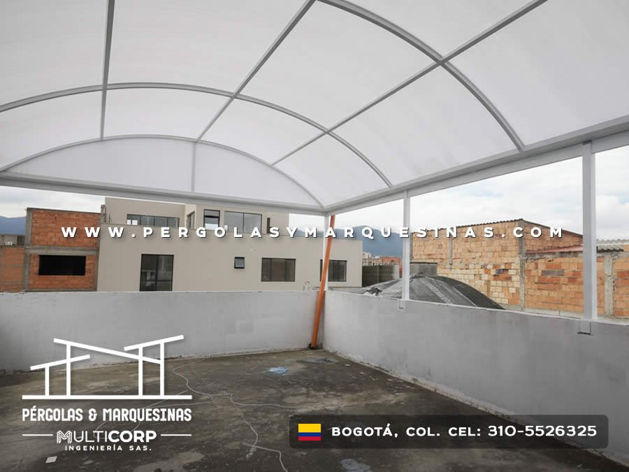 Domo curvo de policarbonato con estructura metálica en terraza de edificio residencial en Bogotá, Colombia. Multicorp Ingeniería SAS.