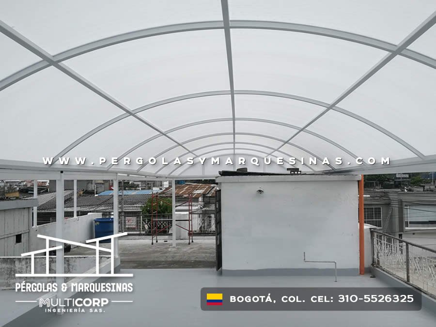 Cubierta curva de policarbonato con arcos metálicos sobre terraza de edificio en construcción en Bogotá, Colombia. Multicorp Ingeniería SAS.