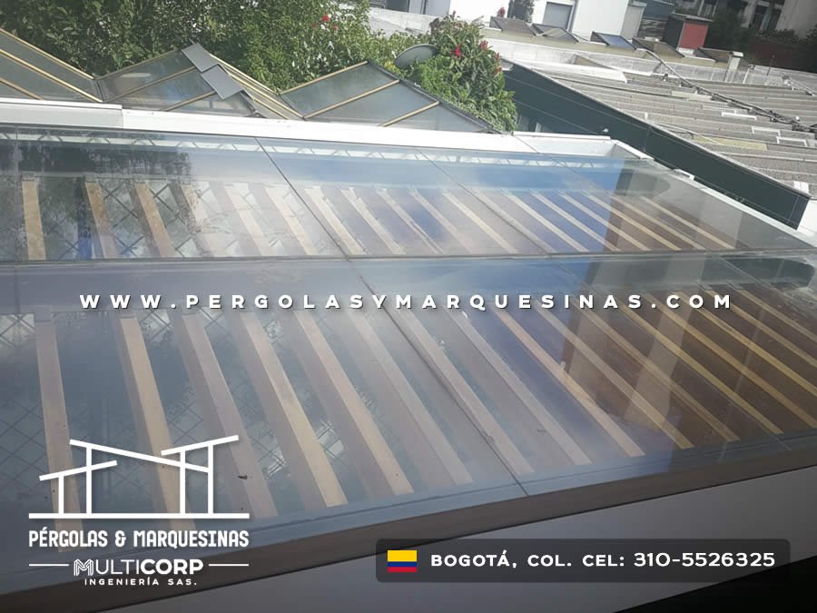 Techo de vidrio templado con estructura metálica sobre terraza con plantas ornamentales en Bogotá, Colombia. Multicorp Ingeniería SAS.