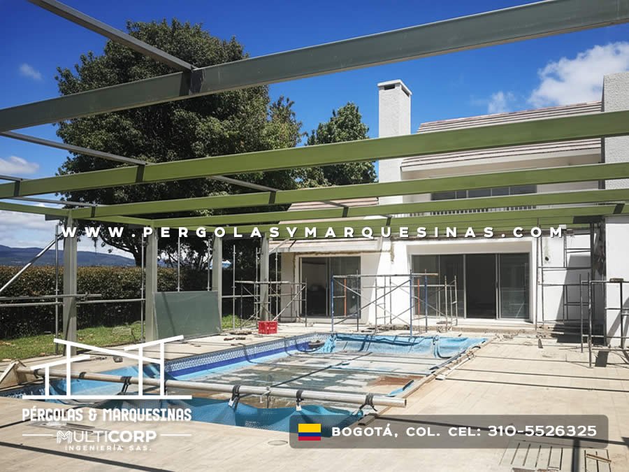 Pérgola metálica verde preparada sobre zona de piscina en construcción en Bogotá, Colombia. Multicorp Ingeniería SAS.