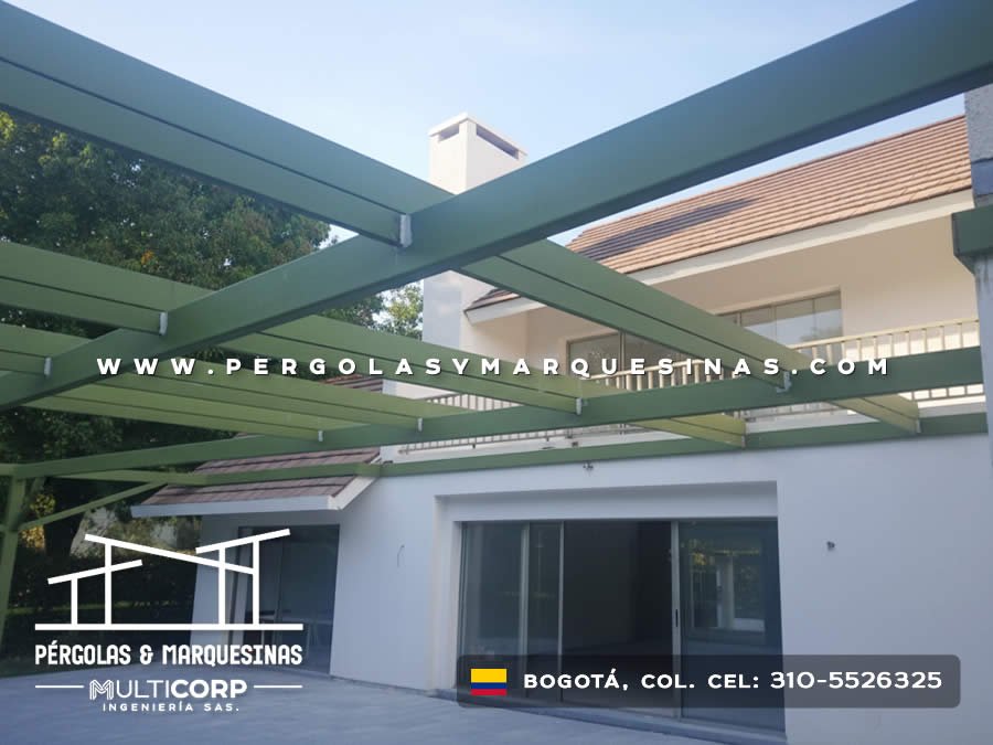 Estructura de pérgola metálica verde sobre terraza con vista a jardín en Bogotá, Colombia. Multicorp Ingeniería SAS.
