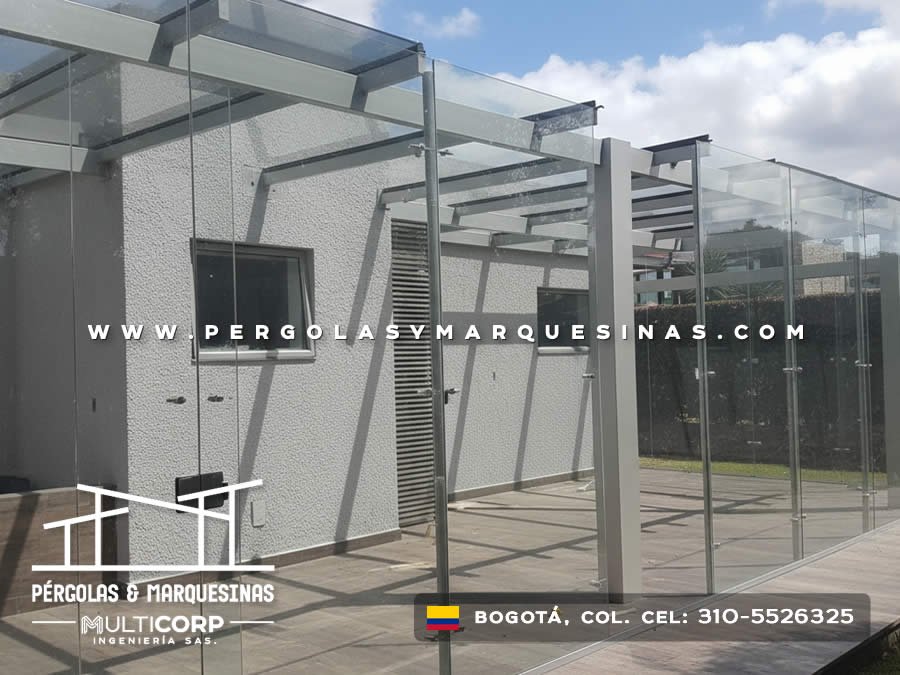 Cerramiento de vidrio templado con pérgola metálica sobre terraza residencial en Bogotá, Colombia. Multicorp Ingeniería SAS.
