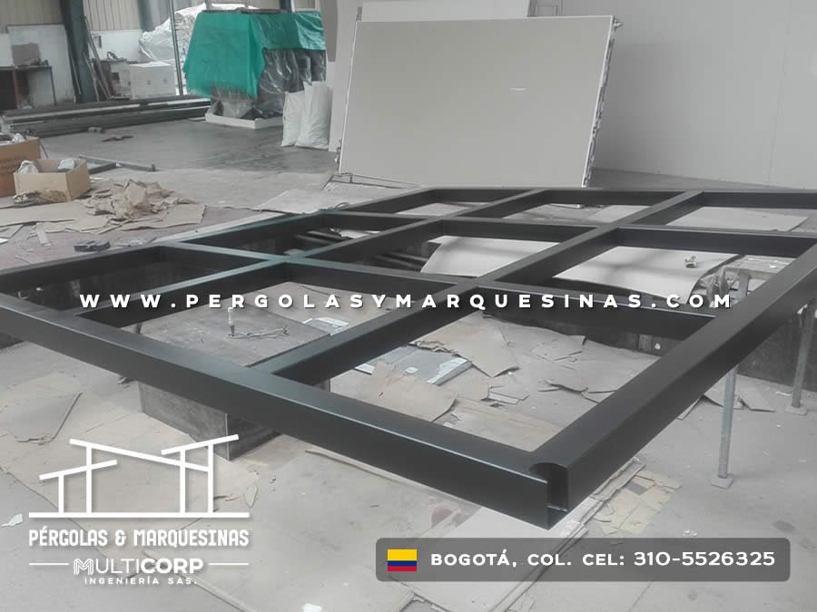 Marco metálico negro para pérgola en fabricación sobre piso de taller en Bogotá, Colombia. Multicorp Ingeniería SAS.