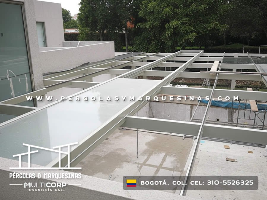 Estructura de pérgola metálica blanca en instalación sobre terraza en construcción en Bogotá, Colombia. Multicorp Ingeniería SAS.