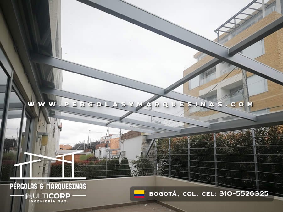 Techo de vidrio templado con estructura metálica gris sobre terraza con baranda en Bogotá, Colombia. Multicorp Ingeniería SAS.