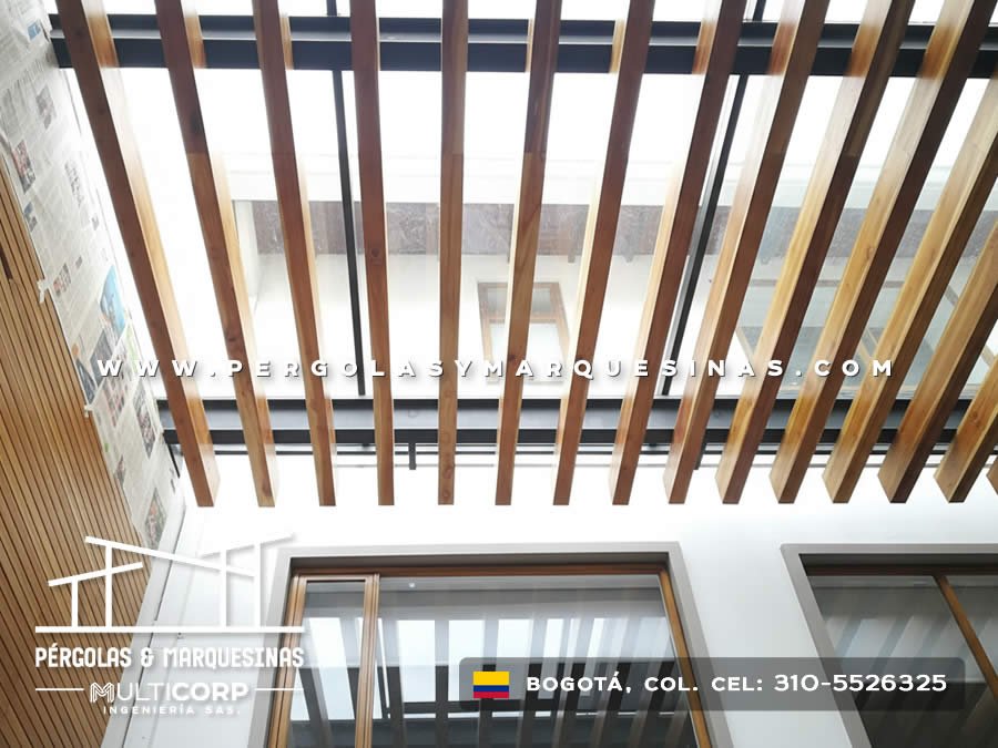 Pérgola de madera con listones verticales sobre patio interior moderno en Bogotá, Colombia. Multicorp Ingeniería SAS.