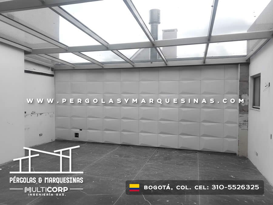 Techo de vidrio con estructura metálica sobre terraza con panel acústico en edificación residencial en Bogotá, Colombia. Multicorp Ingeniería SAS.