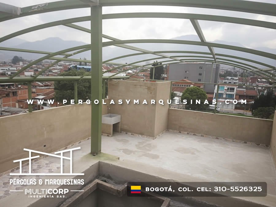 Marco metálico curvo en verde sobre terraza con antepecho en concreto para cubierta en edificio en Bogotá, Colombia. Multicorp Ingeniería SAS.