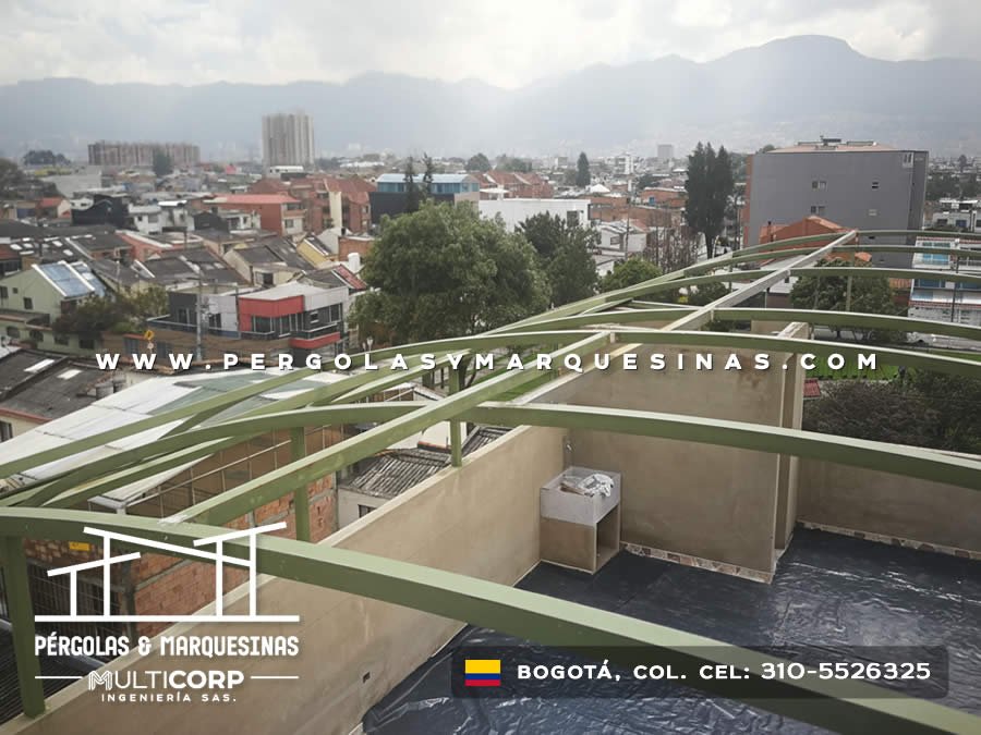 Estructura curva metálica verde sobre terraza impermeabilizada con cuarto técnico en edificio residencial en Bogotá, Colombia. Multicorp Ingeniería SAS.