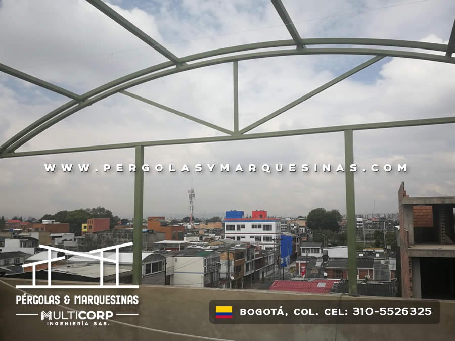 Marco metálico curvo en verde durante instalación sobre terraza en edificio residencial urbano en Bogotá, Colombia. Multicorp Ingeniería SAS.