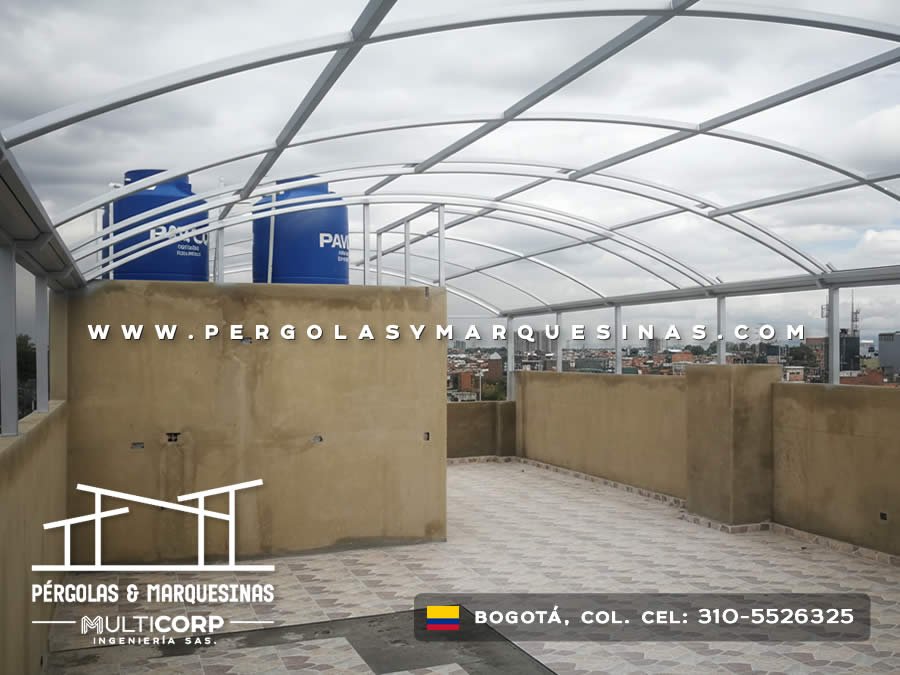 Armazón curvo translúcido sobre terraza con muros beige en construcción de edificio residencial en Bogotá, Colombia. Multicorp Ingeniería SAS.