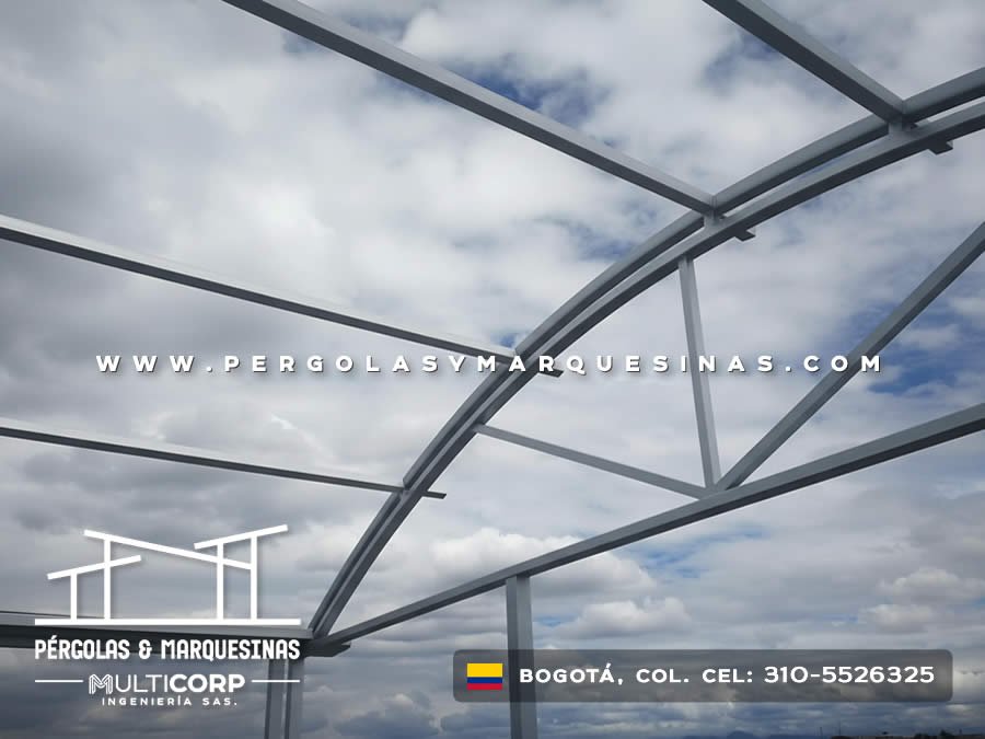 Estructura metálica curva en gris con paneles translúcidos sobre terraza en edificio residencial en Bogotá, Colombia. Multicorp Ingeniería SAS.