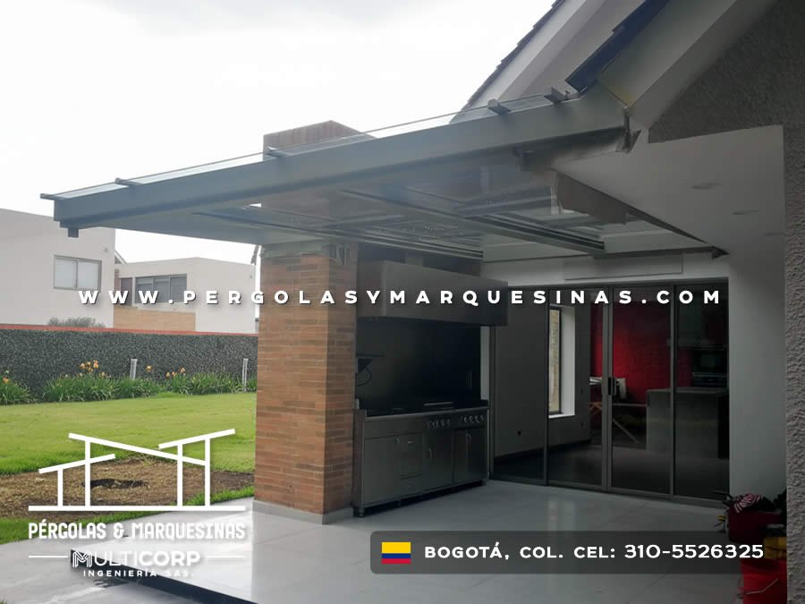 Techo retráctil de vidrio con estructura gris sobre terraza y zona de parrilla en vivienda en Bogotá, Colombia. Multicorp Ingeniería SAS.