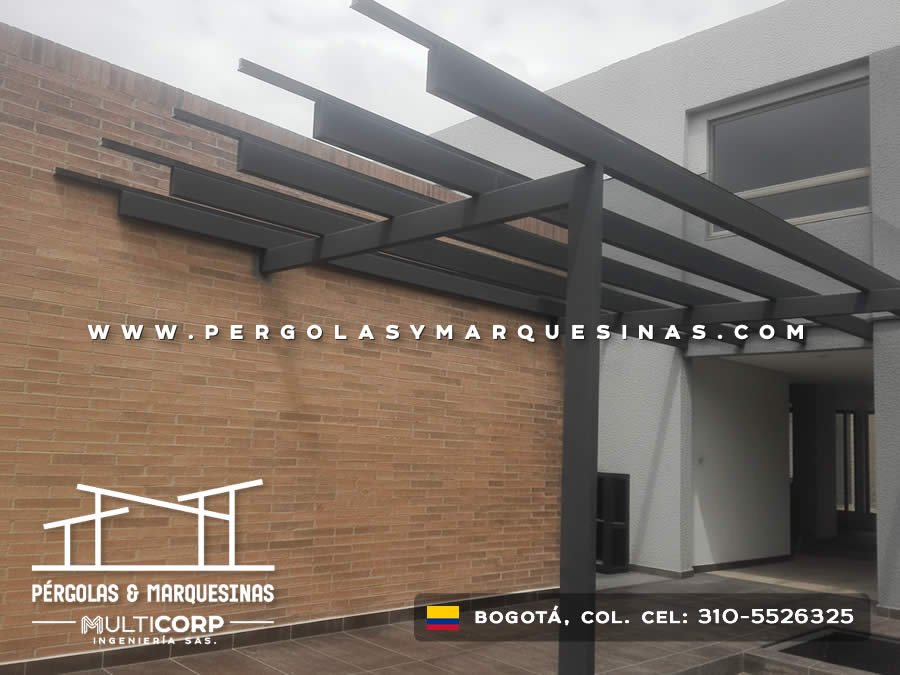 Pergola metálica moderna color negro sobre entrada residencial en Bogotá, Colombia. Multicorp Ingeniería SAS. Pergola metálica moderna color negro sobre entrada residencial en Bogotá, Colombia. Multicorp Ingeniería SAS.