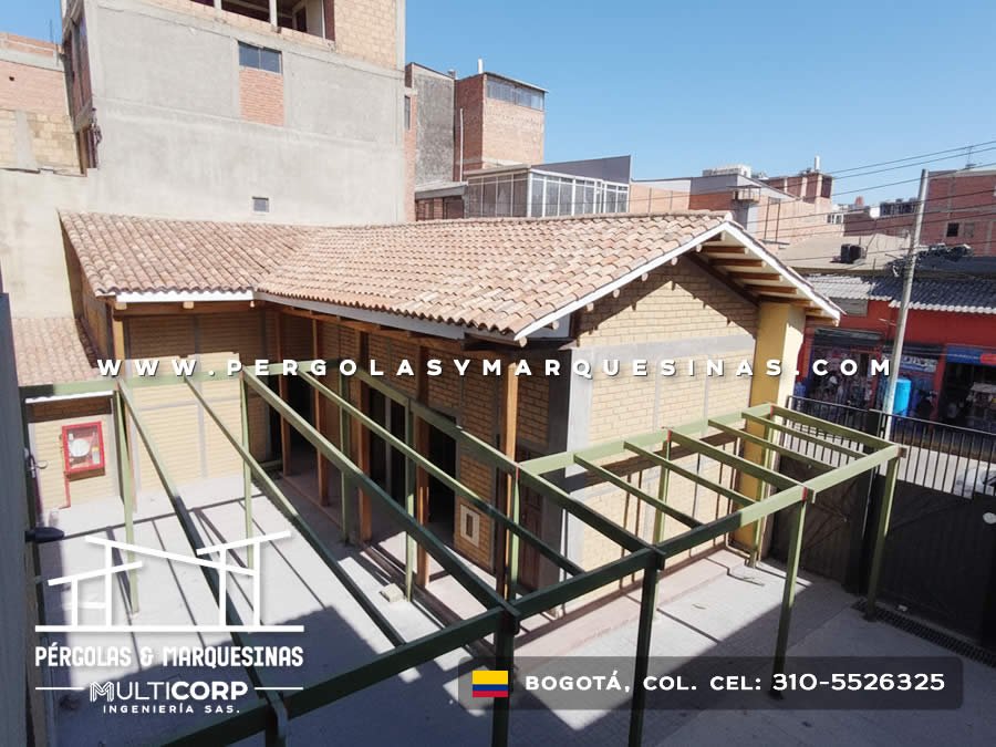 Estructura metálica verde para terraza sobre edificación residencial con techo de teja en Bogotá, Colombia. Multicorp Ingeniería SAS. Estructura metálica verde para terraza sobre edificación residencial con techo de teja en Bogotá, Colombia. Multicorp Ingeniería SAS.
