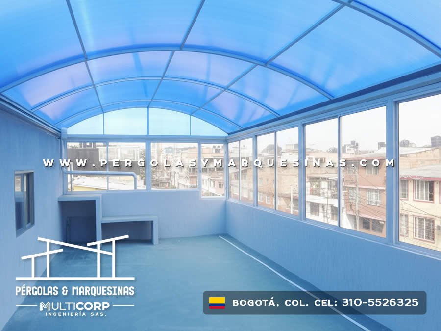 Domo curvo azul de policarbonato con ventanas de aluminio en terraza residencial en Bogotá, Colombia. Multicorp Ingeniería SAS. Domo curvo azul de policarbonato con ventanas de aluminio en terraza residencial en Bogotá, Colombia. Multicorp Ingeniería SAS.