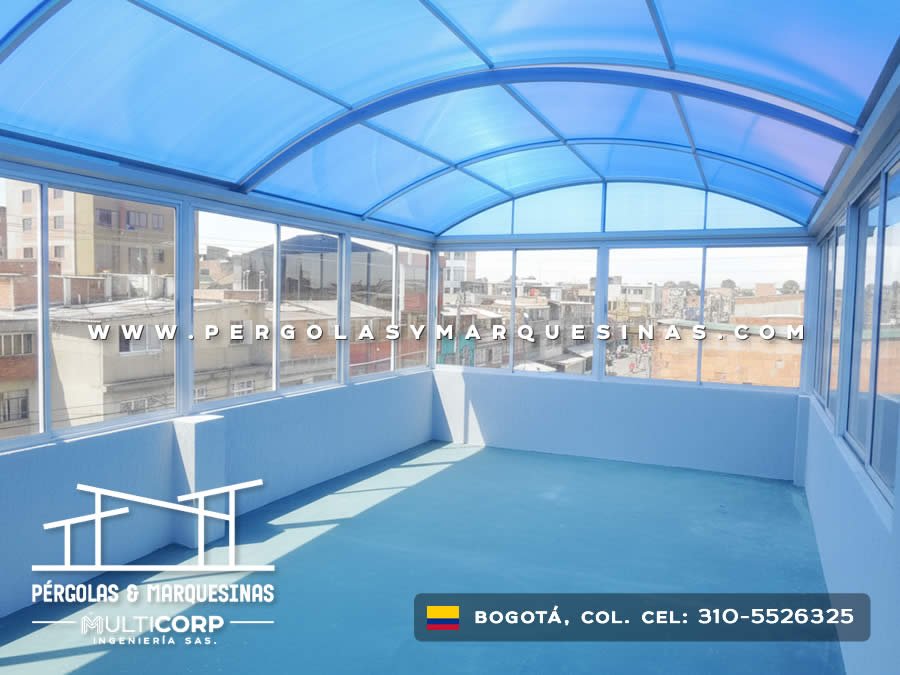 Techo tipo domo azul translúcido con ventanas corredizas en terraza residencial de Bogotá, Colombia. Multicorp Ingeniería SAS. Techo tipo domo azul translúcido con ventanas corredizas en terraza residencial de Bogotá, Colombia. Multicorp Ingeniería SAS.