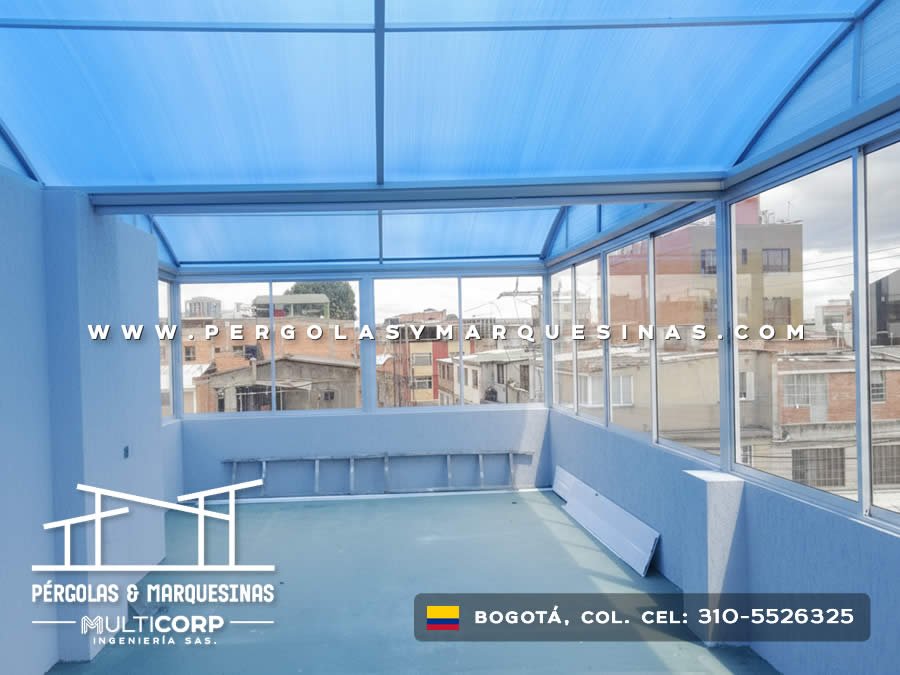 Cubierta transparente con marco de aluminio y ventanales en terraza urbana de Bogotá, Colombia. Multicorp Ingeniería SAS. Cubierta transparente con marco de aluminio y ventanales en terraza urbana de Bogotá, Colombia. Multicorp Ingeniería SAS.