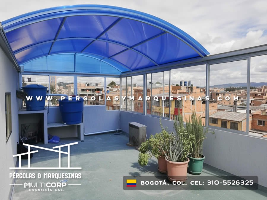 Techo curvo azul con ventanas panorámicas y plantas decorativas en terraza de Bogotá, Colombia. Multicorp Ingeniería SAS. Techo curvo azul con ventanas panorámicas y plantas decorativas en terraza de Bogotá, Colombia. Multicorp Ingeniería SAS.