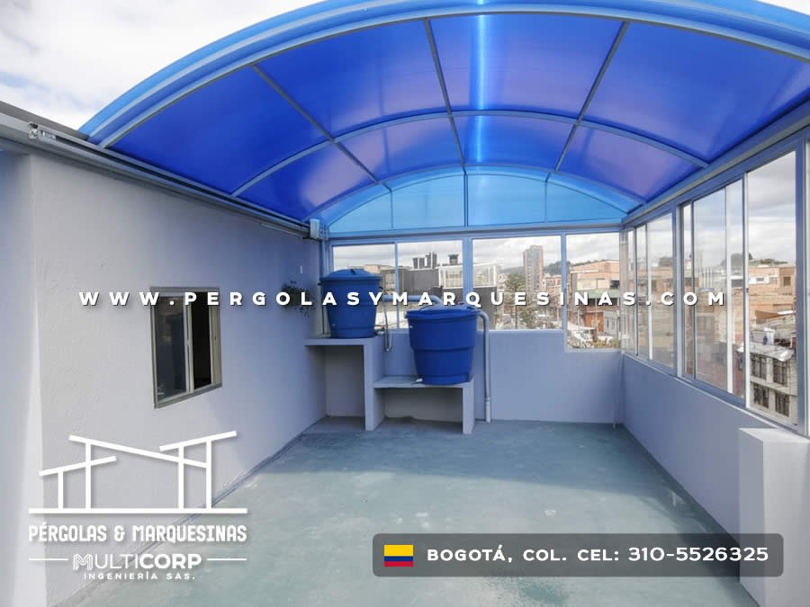 Cerramiento azul con techo curvo de policarbonato y muebles empotrados en terraza de Bogotá, Colombia. Multicorp Ingeniería SAS. Cerramiento azul con techo curvo de policarbonato y muebles empotrados en terraza de Bogotá, Colombia. Multicorp Ingeniería SAS.