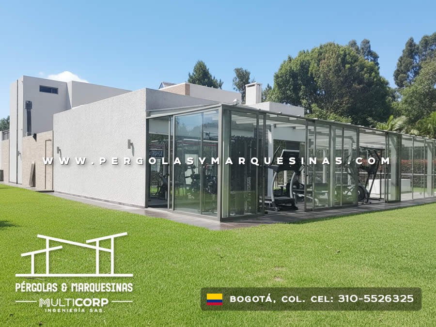 Cerramiento moderno de vidrio con estructura metálica para gimnasio en jardín residencial de Bogotá, Colombia. Multicorp Ingeniería SAS. Cerramiento moderno de vidrio con estructura metálica para gimnasio en jardín residencial de Bogotá, Colombia. Multicorp Ingeniería SAS.