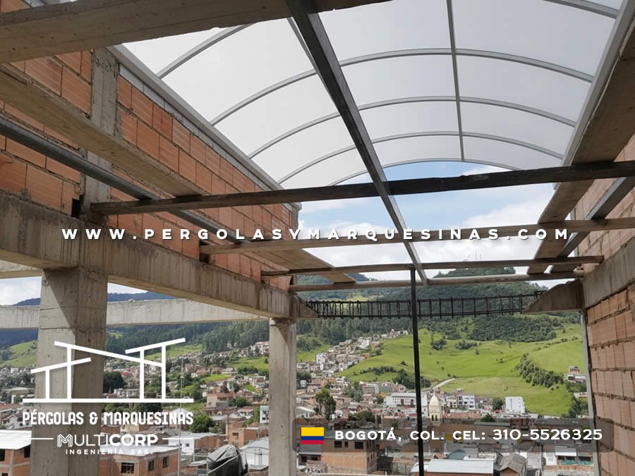 Techo curvo transparente con estructura metálica sobre terraza en construcción con vista rural de Bogotá, Colombia. Multicorp Ingeniería SAS. Techo curvo transparente con estructura metálica sobre terraza en construcción con vista rural de Bogotá, Colombia. Multicorp Ingeniería SAS.
