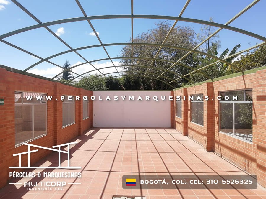 Pergola metálica curva sin cubierta sobre terraza con piso cerámico y paredes de ladrillo en Bogotá, Colombia. Multicorp Ingeniería SAS. Pergola metálica curva sin cubierta sobre terraza con piso cerámico y paredes de ladrillo en Bogotá, Colombia. Multicorp Ingeniería SAS.