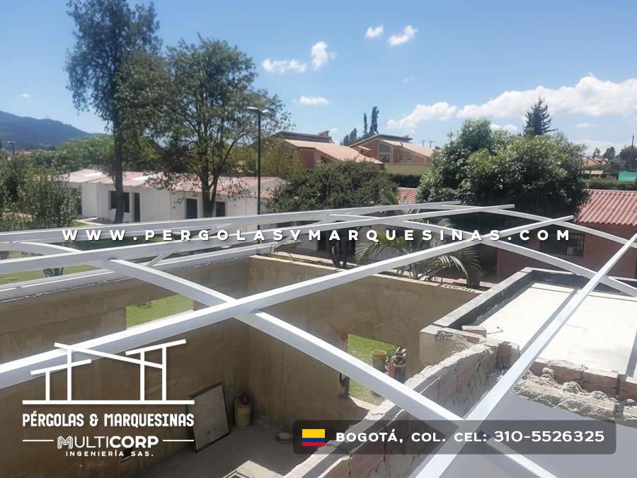 Marco metálico blanco en instalación sobre losa de edificio con jardín y vista paisajística de Bogotá, Colombia. Multicorp Ingeniería SAS. Marco metálico blanco en instalación sobre losa de edificio con jardín y vista paisajística de Bogotá, Colombia. Multicorp Ingeniería SAS.