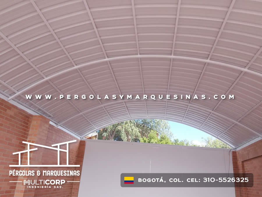Techo curvo traslúcido con estructura de aluminio sobre patio con paredes de ladrillo en Bogotá, Colombia. Multicorp Ingeniería SAS. Techo curvo traslúcido con estructura de aluminio sobre patio con paredes de ladrillo en Bogotá, Colombia. Multicorp Ingeniería SAS.