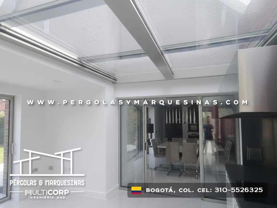 Cerramiento de vidrio con techo transparente y estructura metálica en área social moderna de Bogotá, Colombia. Multicorp Ingeniería SAS. Cerramiento de vidrio con techo transparente y estructura metálica en área social moderna de Bogotá, Colombia. Multicorp Ingeniería SAS.