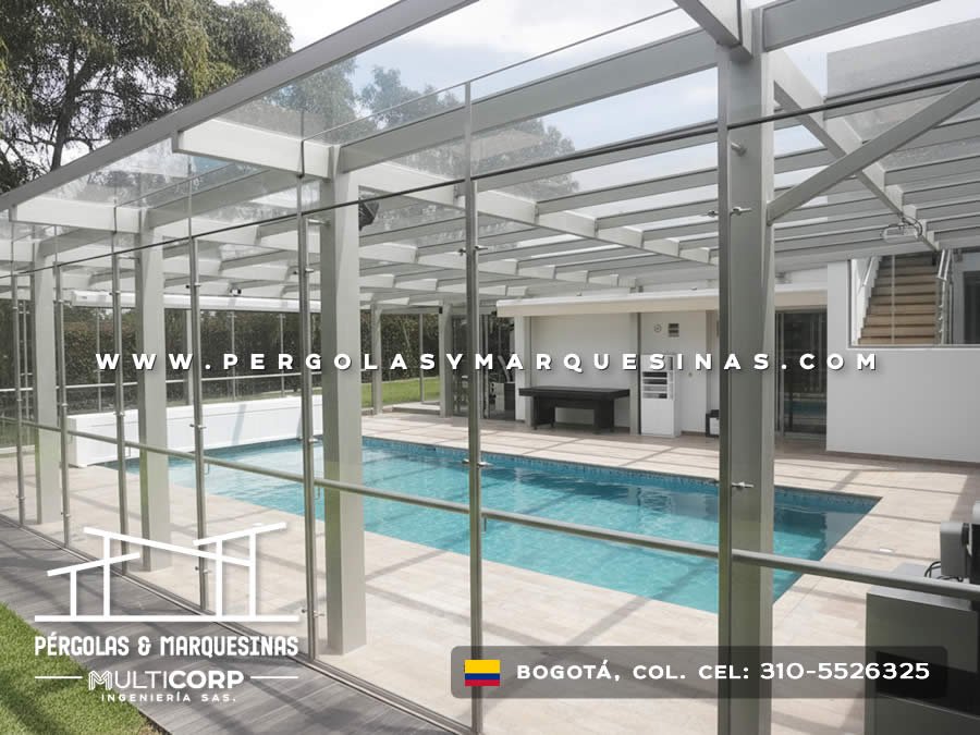 Pergola de vidrio con vigas metálicas sobre área de piscina en residencia moderna de Bogotá, Colombia. Multicorp Ingeniería SAS. Pergola de vidrio con vigas metálicas sobre área de piscina en residencia moderna de Bogotá, Colombia. Multicorp Ingeniería SAS.