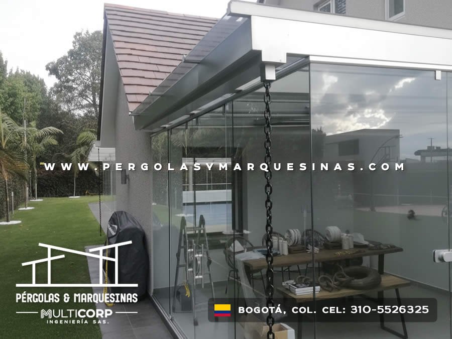 Cerramiento acristalado con techo de láminas para área de gimnasio en jardín de casa en Bogotá, Colombia. Multicorp Ingeniería SAS. Cerramiento acristalado con techo de láminas para área de gimnasio en jardín de casa en Bogotá, Colombia. Multicorp Ingeniería SAS.