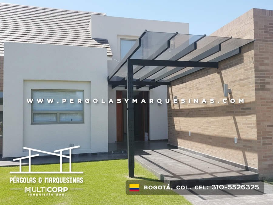 Pergola metálica negra con vigas horizontales sobre entrada principal de residencia moderna en Bogotá, Colombia. Multicorp Ingeniería SAS. Pergola metálica negra con vigas horizontales sobre entrada principal de residencia moderna en Bogotá, Colombia. Multicorp Ingeniería SAS.