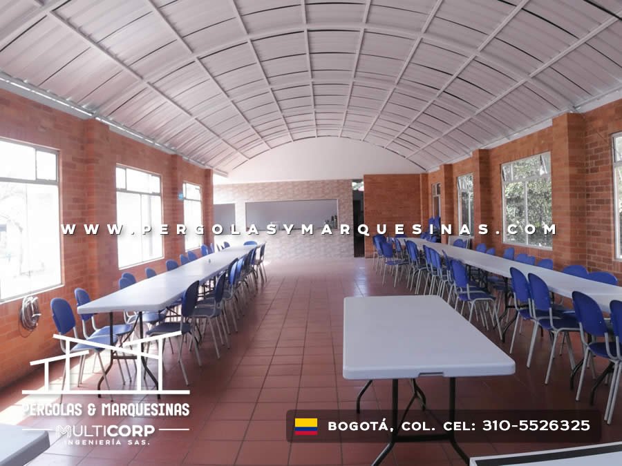 Cubierta curva de policarbonato traslúcido para salón comunitario con paredes de ladrillo en Bogotá, Colombia. Multicorp Ingeniería SAS. Cubierta curva de policarbonato traslúcido para salón comunitario con paredes de ladrillo en Bogotá, Colombia. Multicorp Ingeniería SAS.